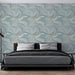 Une chambre moderne avec un papier peint aux motifs fluides dans des teintes de bleu et or, créant une ambiance élégante et apaisante.