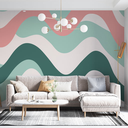 Un salon moderne avec un papier peint aux vagues colorées dans des teintes de vert, rose et beige, créant une ambiance dynamique et accueillante.