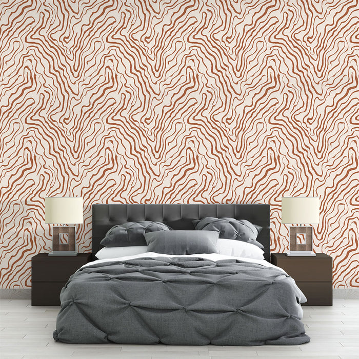 Une chambre moderne avec un papier peint aux motifs ondulés marron sur fond beige, créant une ambiance chaleureuse et dynamique.
