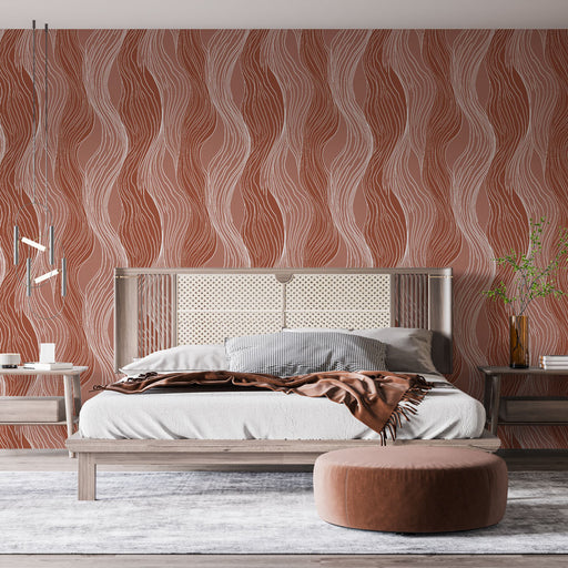 Une chambre moderne avec un papier peint aux motifs ondulés dans des teintes terracota et crème, créant une ambiance chaleureuse et accueillante.