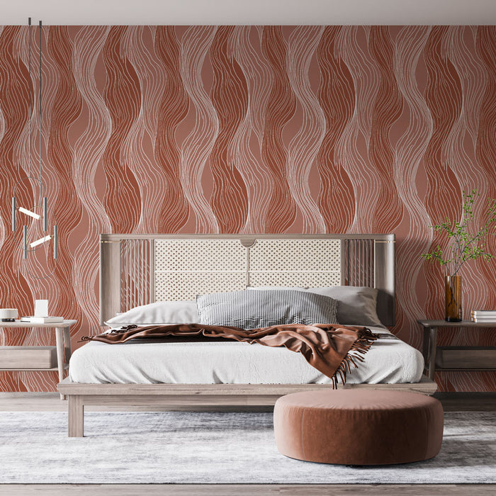 Une chambre moderne avec un papier peint aux motifs ondulés dans des teintes terracota et crème, créant une ambiance chaleureuse et accueillante.