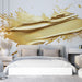 Papier peint or métallisé avec éclats de peinture dorée sur fond blanc pour chambre moderne.