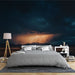 Une chambre moderne avec un papier peint représentant un orage dramatique sur fond sombre, créant une ambiance à la fois intense et captivante.