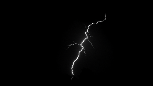 Papier peint orage Un éclair saisissant dans la nuit