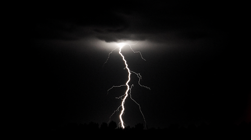 Papier peint orageux Éclairs dramatiques sur fond sombre