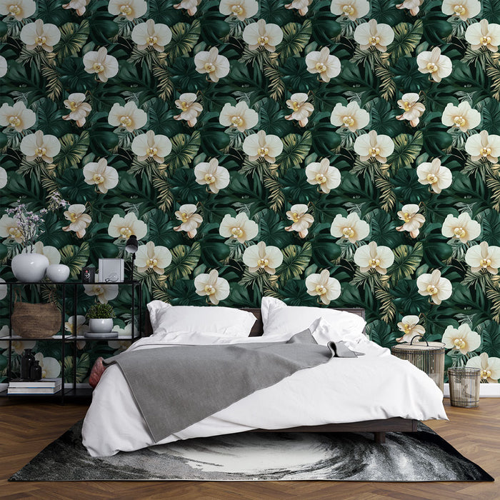 Une chambre apaisante avec un papier peint floral représentant des orchidées blanches sur fond vert foncé, créant une atmosphère tropicale et élégante.