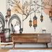 Une pièce moderne avec un papier peint illustrant des lanternes suspendues et des branches délicates sur fond beige, créant une ambiance chaleureuse et artistique.