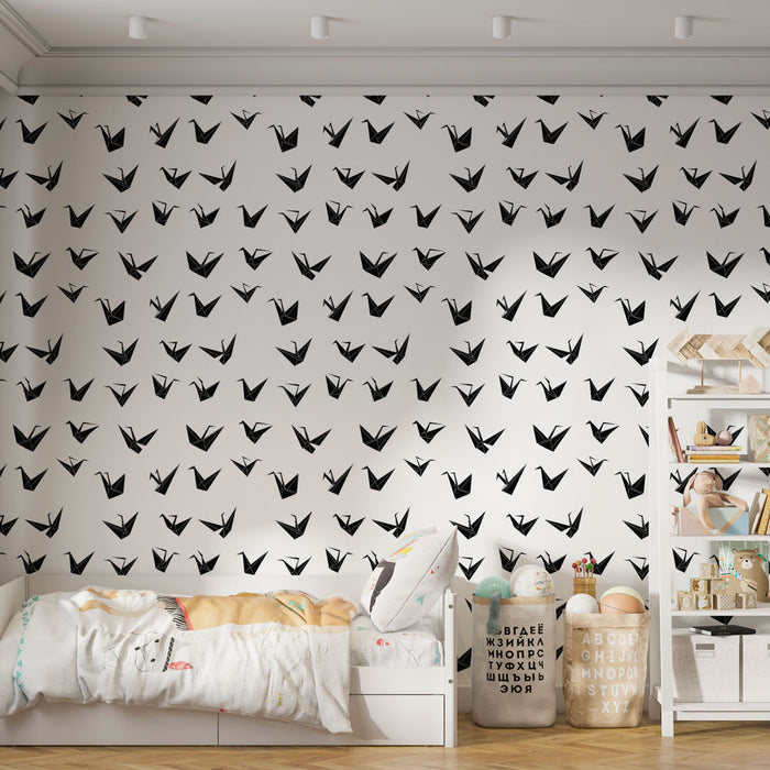 Une chambre d'enfant avec un papier peint blanc orné de motifs de grues noires, créant une ambiance ludique et apaisante.