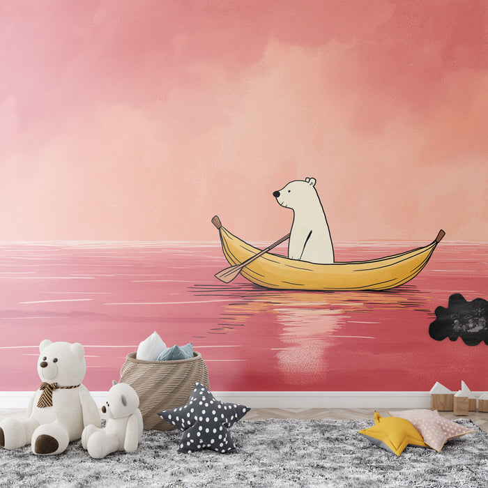 Une chambre d'enfant avec un papier peint illustrant un ours polaire dans un canoë jaune sur un fond rose pastel, créant une ambiance douce et ludique.