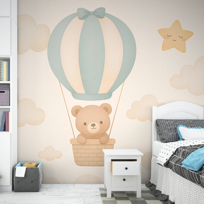 Une chambre enfantine avec un papier peint illustrant un ours en peluche dans une montgolfière pastel, créant une ambiance douce et rêveuse.