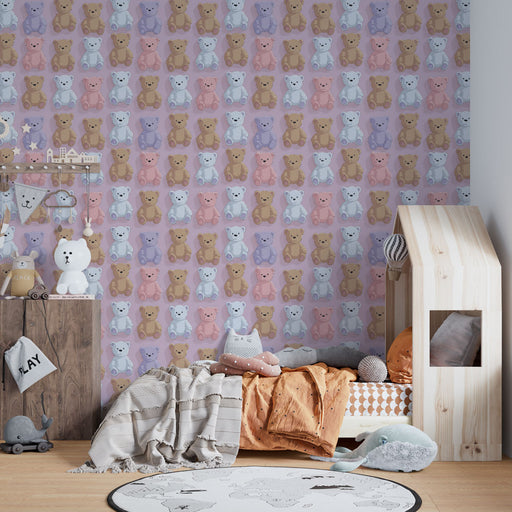 Une chambre d'enfant avec un papier peint ludique représentant des ours en peluche colorés sur un fond rose, créant une ambiance douce et joyeuse.