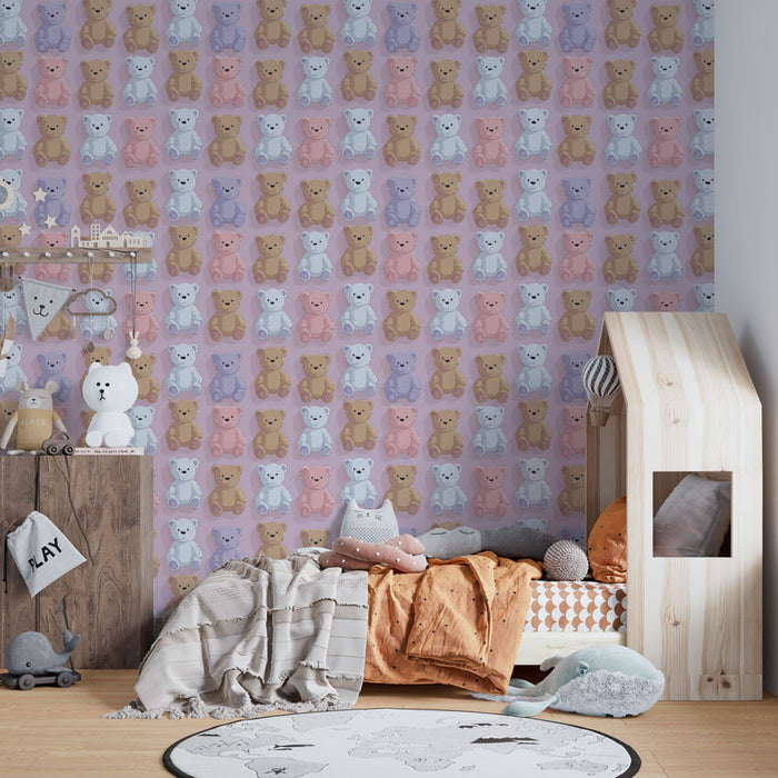 Une chambre d'enfant avec un papier peint ludique représentant des ours en peluche colorés sur un fond rose, créant une ambiance douce et joyeuse.