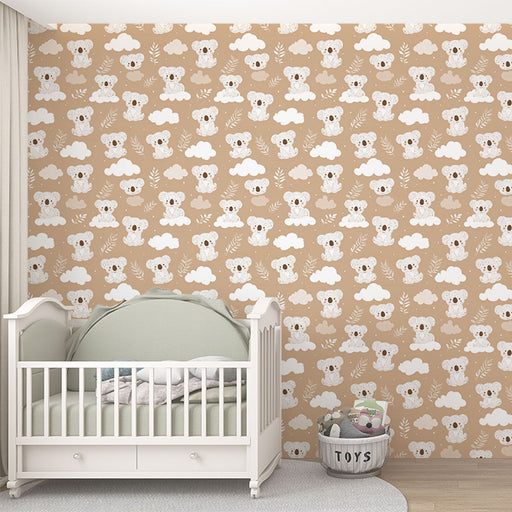 Une chambre d'enfant avec un papier peint doux représentant des koalas sur un fond beige, créant une atmosphère chaleureuse et ludique.