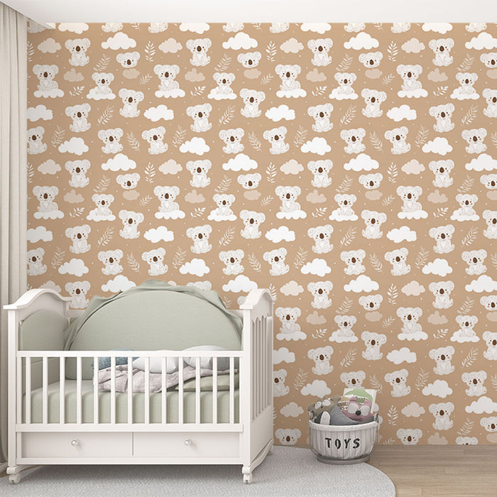 Une chambre d'enfant avec un papier peint doux représentant des koalas sur un fond beige, créant une atmosphère chaleureuse et ludique.