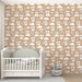 Une chambre d'enfant avec un papier peint doux représentant des koalas sur un fond beige, créant une atmosphère chaleureuse et ludique.