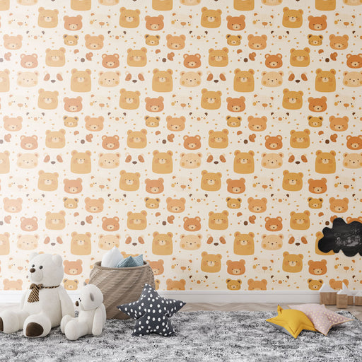 Une chambre d'enfant avec un papier peint ludique aux motifs de têtes d'ours dans des teintes chaudes de beige et caramel, créant une atmosphère douce et réconfortante.
