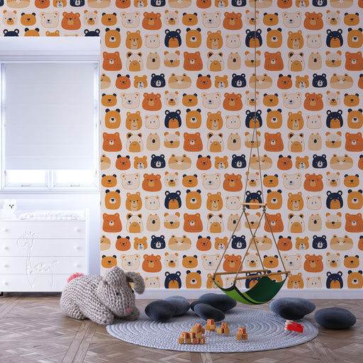 Une chambre d'enfant avec un papier peint ludique représentant des visages d'ours colorés dans des teintes chaudes, créant une ambiance joyeuse et accueillante.