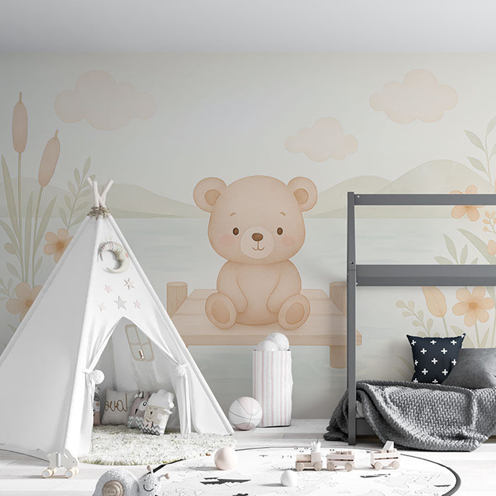 Une chambre d'enfant avec un papier peint illustrant un ours mignon sur un quai, entouré de fleurs et de collines pastel, créant une atmosphère douce et apaisante.