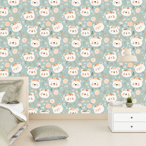 Une chambre douce avec un papier peint ludique représentant des visages d'ours mignons entourés de fleurs pastel sur un fond bleu apaisant.