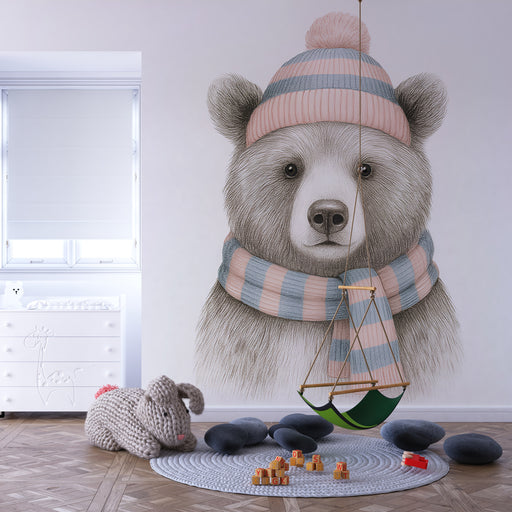 Une chambre d'enfant avec un papier peint illustrant un ours au bonnet et à l'écharpe pastel, créant une ambiance douce et chaleureuse.