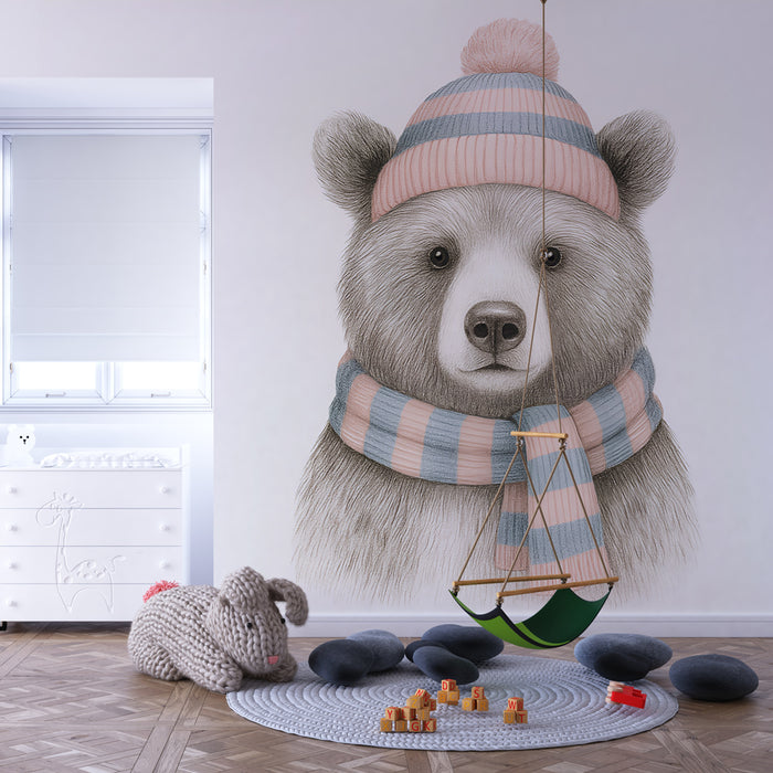 Une chambre d'enfant avec un papier peint illustrant un ours au bonnet et à l'écharpe pastel, créant une ambiance douce et chaleureuse.