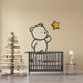 Une chambre d'enfant avec un papier peint illustrant un ours mignon tenant une étoile, créant une atmosphère douce et ludique.