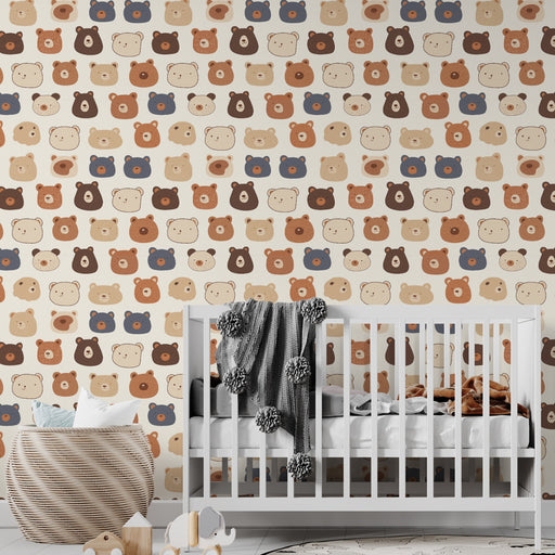 Une chambre d'enfant avec un papier peint ludique représentant des têtes d'ours dans des teintes douces de beige, brun et bleu, créant une atmosphère chaleureuse et joyeuse.