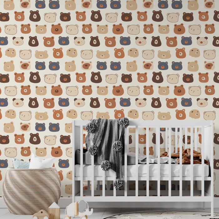 Une chambre d'enfant avec un papier peint ludique représentant des têtes d'ours dans des teintes douces de beige, brun et bleu, créant une atmosphère chaleureuse et joyeuse.