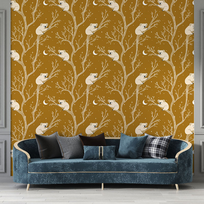 Un salon moderne avec un papier peint illustrant des ours polaires sur des branches, sur fond ocre, créant une ambiance chaleureuse et ludique.