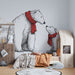 Une chambre d'enfant avec un papier peint illustrant un ours et son petit, tous deux portant des écharpes rouges, créant une ambiance ludique et chaleureuse.