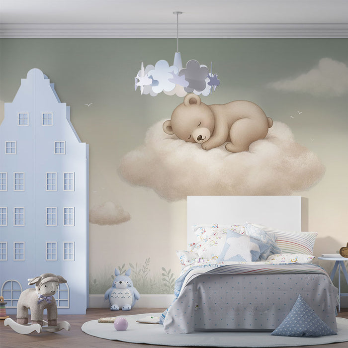 Une chambre d'enfant avec un papier peint doux représentant un ours endormi sur un nuage, créant une atmosphère paisible et rêveuse.