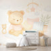 Une chambre d'enfant avec un papier peint illustrant un ours mignon aux teintes douces, créant une ambiance chaleureuse et réconfortante.