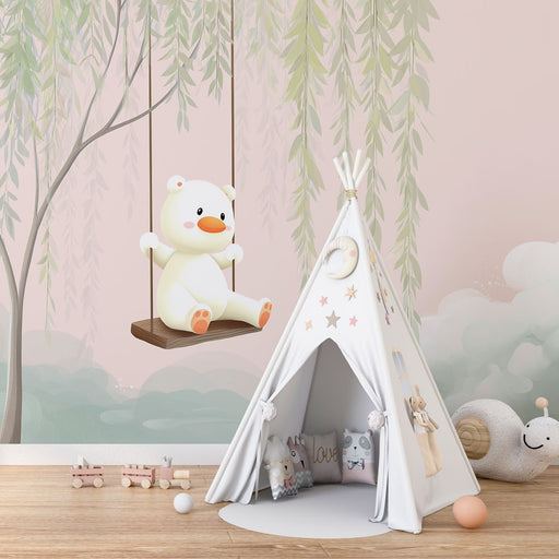 Une chambre d'enfant avec un papier peint doux et ludique représentant un ours sur une balançoire, créant une ambiance joyeuse et apaisante.