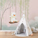 Une chambre d'enfant avec un papier peint doux et ludique représentant un ours sur une balançoire, créant une ambiance joyeuse et apaisante.