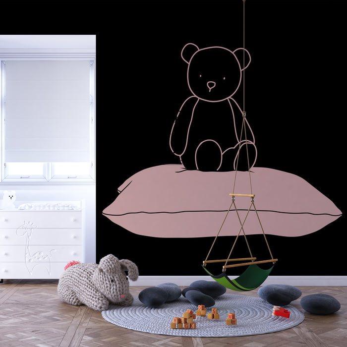 Une chambre d'enfant avec un papier peint noir illustrant un ours en peluche minimaliste sur un coussin rose, créant une ambiance ludique et douce.