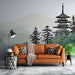 Un salon contemporain avec un papier peint représentant des montagnes et un temple asiatique en contours noirs, créant une atmosphère apaisante et inspirante.