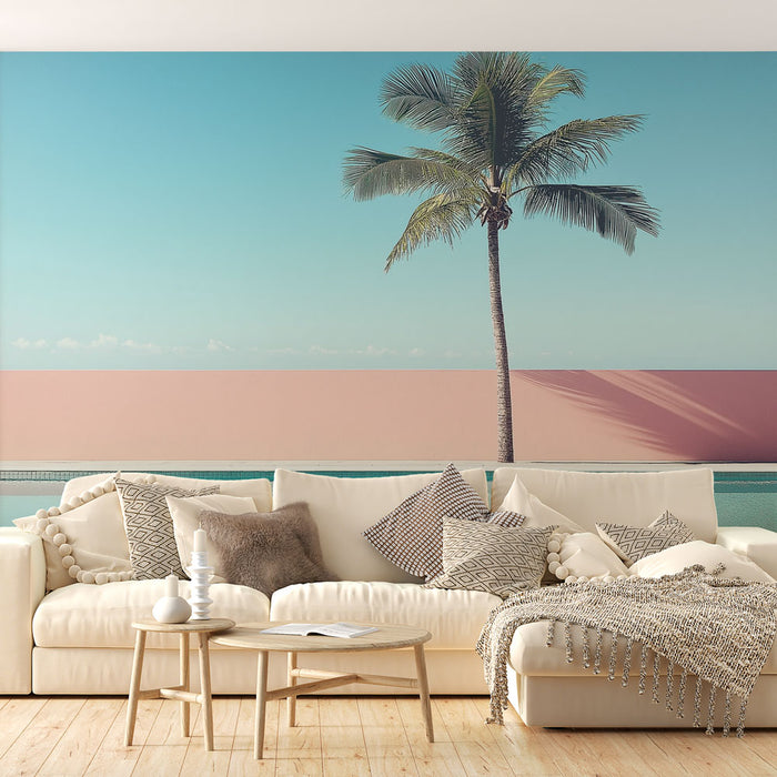 Un salon lumineux avec un papier peint représentant une palmier sur fond bleu clair et rose, créant une atmosphère estivale et relaxante.