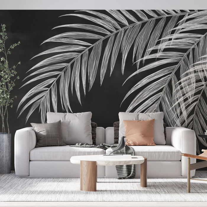 Un salon moderne avec un papier peint noir orné de grandes feuilles blanches de palmier, créant une atmosphère élégante et tropicale.