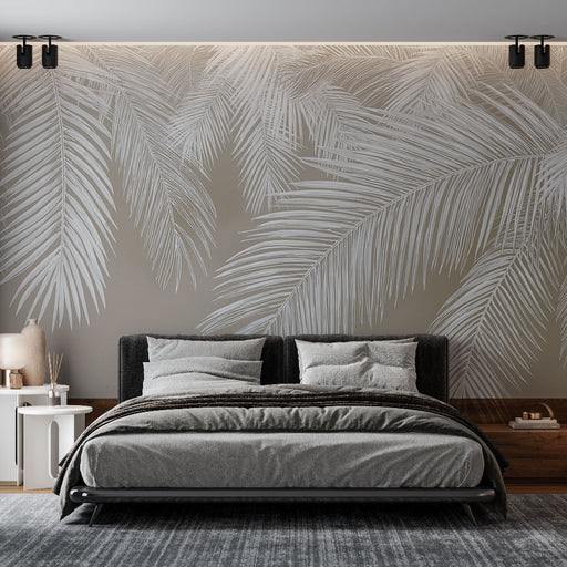 Une chambre moderne avec un papier peint représentant de grandes feuilles de palmier blanches sur un fond taupe, créant une ambiance apaisante et naturelle.