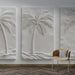 Une pièce moderne avec un papier peint en relief représentant des palmiers blancs sur fond clair, créant une atmosphère apaisante et élégante.