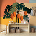 Une pièce moderne avec un papier peint tropical représentant un grand palmier aux feuilles vertes et des fruits orange sur un fond aux teintes chaleureuses.