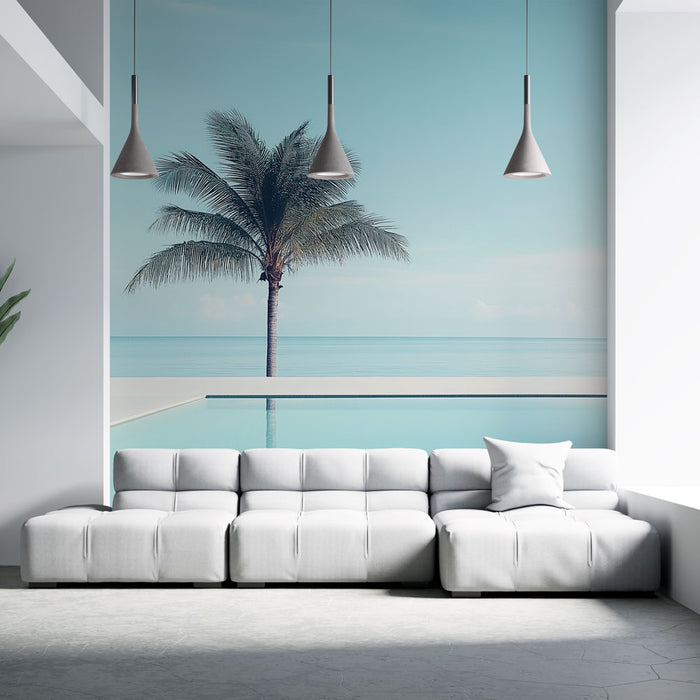 Un salon moderne avec un papier peint représentant un palmier sur fond bleu clair, évoquant une ambiance sereine et tropicale.