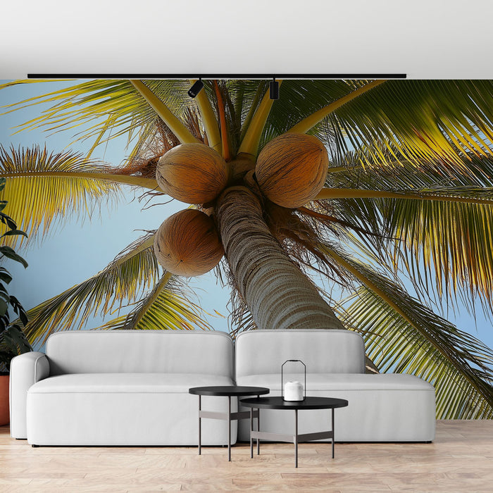 Une pièce moderne avec un papier peint tropical représentant un palmier majestueux sous un ciel bleu, créant une ambiance estivale et relaxante.