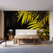 Une chambre moderne avec un papier peint tropical aux grandes feuilles noires et jaunes sur fond noir, créant une ambiance vibrante et dynamique.