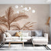 Un salon moderne avec un papier peint représentant des palmiers stylisés en brun sur fond beige, créant une ambiance chaleureuse et tropicale.