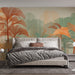 Une chambre moderne avec un papier peint tropical aux motifs de palmiers orange et verts sur fond beige, créant une ambiance chaleureuse et apaisante.