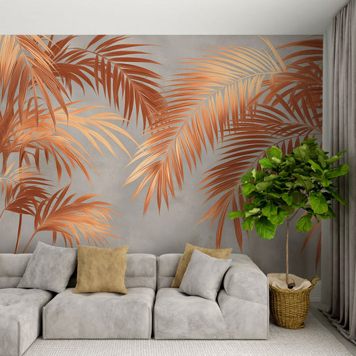 Un salon contemporain avec un papier peint tropical aux grandes feuilles de palmier cuivrées sur fond gris, créant une ambiance chaleureuse et élégante.