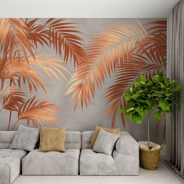 Un salon contemporain avec un papier peint tropical aux grandes feuilles de palmier cuivrées sur fond gris, créant une ambiance chaleureuse et élégante.