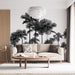 Un salon moderne avec un papier peint tropical noir et blanc représentant des palmiers stylisés, créant une ambiance à la fois élégante et apaisante.