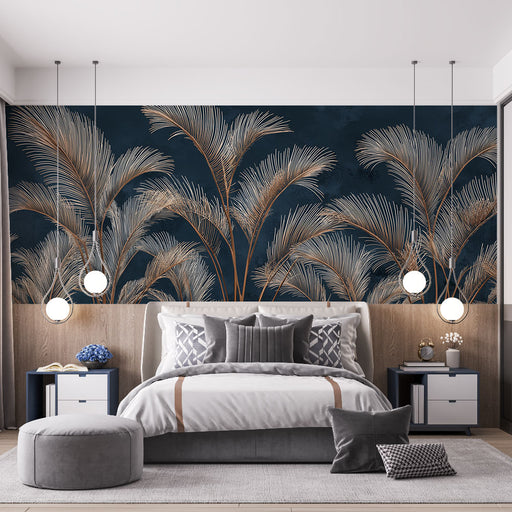 Une chambre moderne avec un papier peint tropical bleu nuit illustrant de grandes palmiers dorés, créant une ambiance élégante et apaisante.